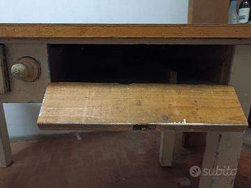 Tavolo Vintage con mattarello e credenza