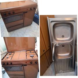 Cucina, lavello e sportelli