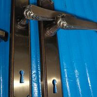 Maniglie con cornice ottonate