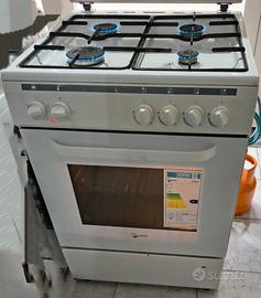 cucina  4 fuochi ventilato come NUOVO 
