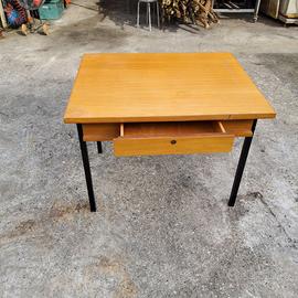 Scrivania in legno con cassetto