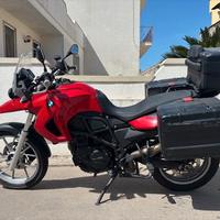 BMW F 650 GS del 2008 rossa con bauletti originali