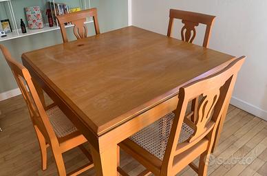 Tavolo in legno con sedie