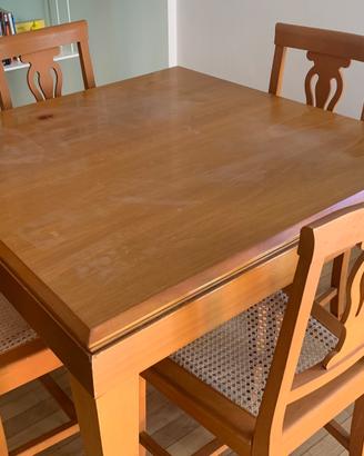 Tavolo in legno con sedie