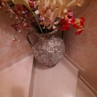 Arredi fiori interno e vaso rosso