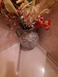Arredi fiori interno e vaso rosso