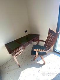 Scrivania con ripiano in pelle e sedia ufficio