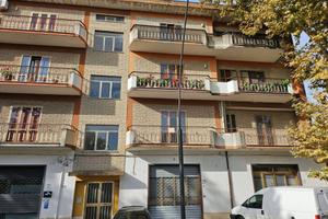 Appartamento di 126 m² con 4 locali e box auto a L