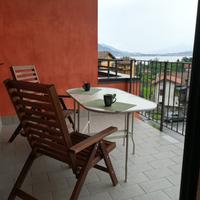 Trilocale arredato vista lago