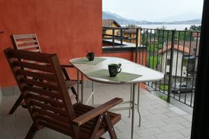 Trilocale arredato vista lago