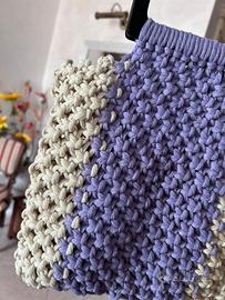 Borsa in macrame color block lilla e beige