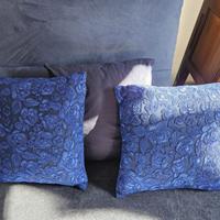 Due cuscini blu da divano + uno gratis