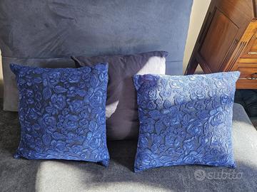 Due cuscini blu da divano + uno gratis