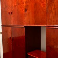 Armadio  como  due comodini e specchi