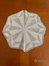 Centrino all’uncinetto eseguito a mano