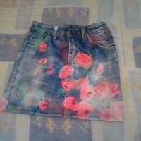 Gonna blu con fiori rosa, a €5.