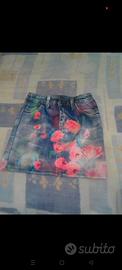 Gonna blu con fiori rosa, a €5.