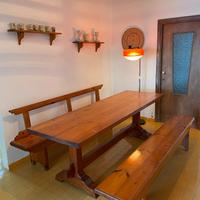 Tavolo rustico in legno con panche
