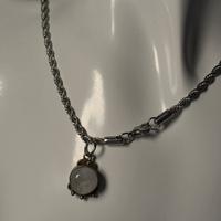 collana con pendente dallo stile classico