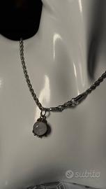 collana con pendente dallo stile classico