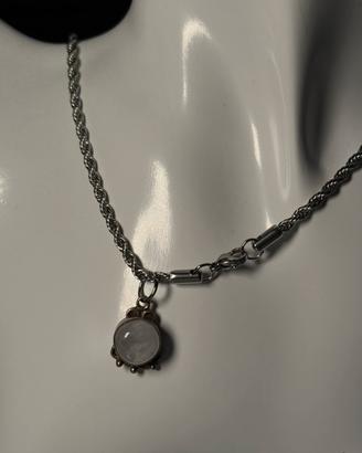 collana con pendente dallo stile classico