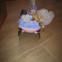 Barbie e Ken in calesse con cavallo bianco