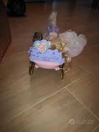 Barbie e Ken in calesse con cavallo bianco