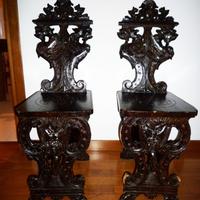 Coppia di sedie antiche in legno intagliate