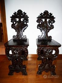 Coppia di sedie antiche in legno intagliate