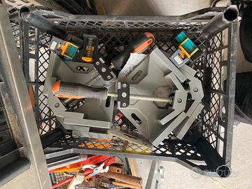 Morsetti angolari di metallo