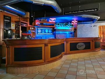 Bancone pub con retrobanco