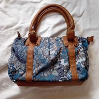 Borsa con motivi di pavone sul blu