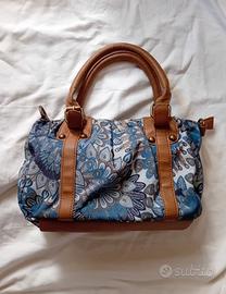 Borsa con motivi di pavone sul blu