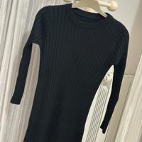 Abito nero in maglia a costine con maniche lunghe