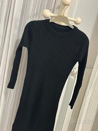 Abito nero in maglia a costine con maniche lunghe