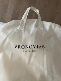 Abito da sposa colore avorio di Pronovias