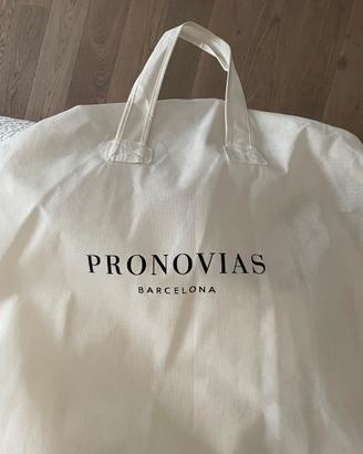 Abito da sposa colore avorio di Pronovias