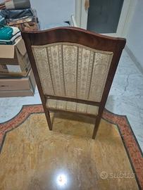 Sedia d'epoca con braccioli in legno e tessuto