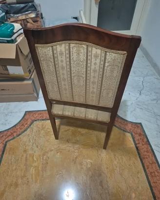 Sedia d'epoca con braccioli in legno e tessuto
