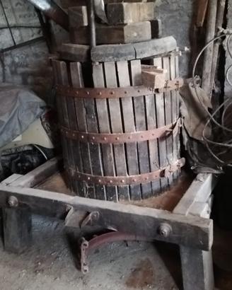 Torchio con basamento in legno, molto raro