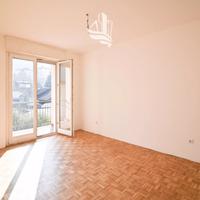 Trilocale con due balconi e garage a Laives