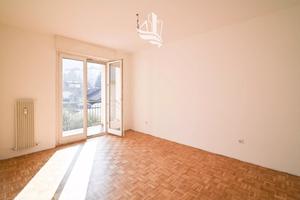 Trilocale con due balconi e garage a Laives