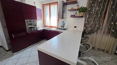 Cucina con penisola ed elettrodomestici 