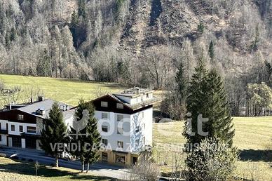 Palazzo / Stabile di 500 m² con 4 locali a Val di 