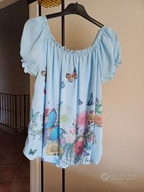 Camicetta azzurra con farfalle