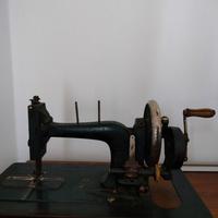 Macchina da cucire antica