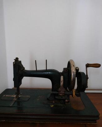 Macchina da cucire antica