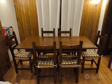tavolo e sedie in legno 
