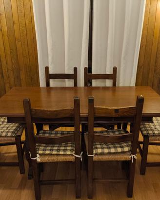tavolo e sedie in legno 