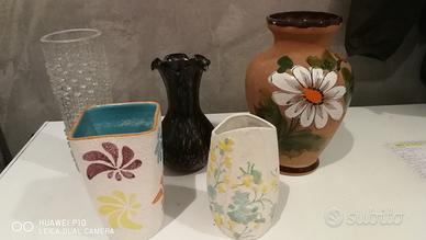 Vasi per fiori di vario genere 